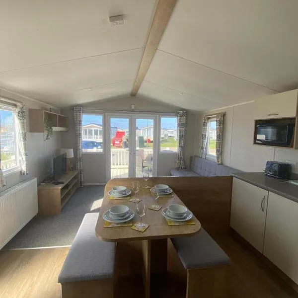 Cosy holiday home at Romney Sands，位于新罗姆尼的酒店