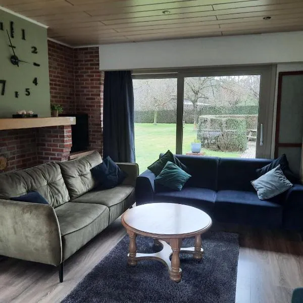 Merksplas Villa with Terrace，位于Merksplas的酒店