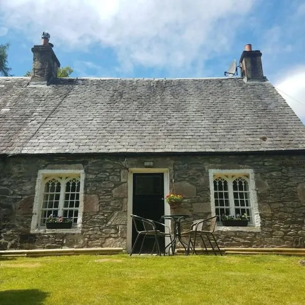 Historic cottage next to loch lomond Luss，位于阿伯福伊尔的酒店