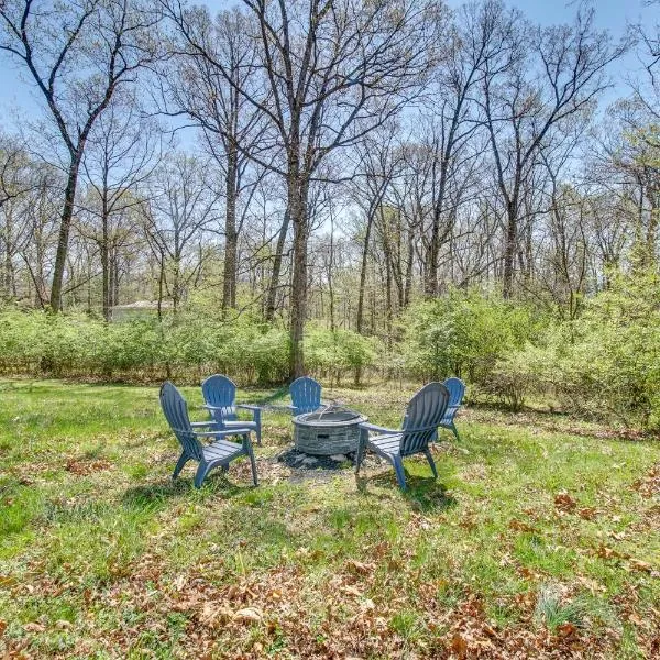 Walk to Shenandoah River Homey Luray Cabin，位于卢雷的酒店