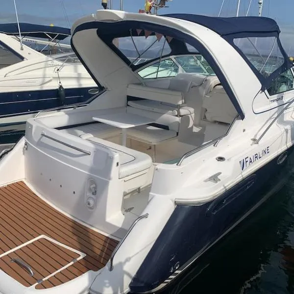Barco con parking y duchas gratuitas，位于桑亨霍的酒店