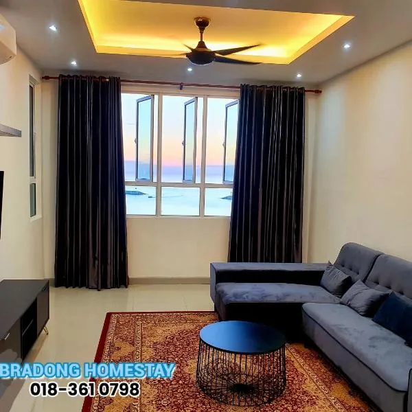 BRADONG HOMESTAY - MUSLlM ONLY, 3 Queen Bedrooms, Seaview, Infinity Pool, Gym, near Drawbridge & KTCC Mall，位于瓜拉丁加奴的酒店