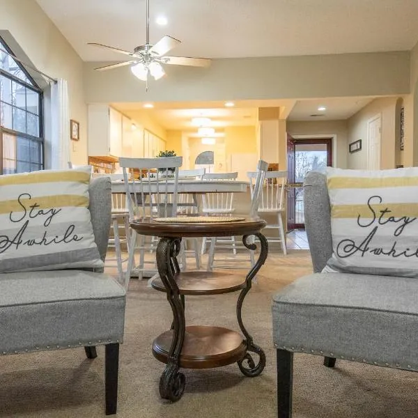 2BR Penthouse Condo - 2 Pools - Close to the Strip - Stairs Required - FREE TICKETS INCLUDED - FHC-24，位于布兰森的酒店