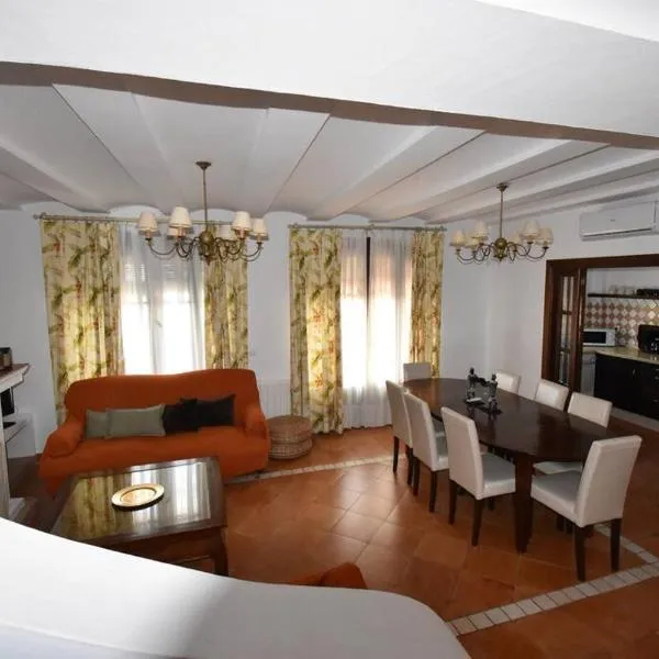 Casa Rural Almonaster la Real, Marques de Robledal，位于阿尔莫纳斯特尔拉雷亚尔的酒店