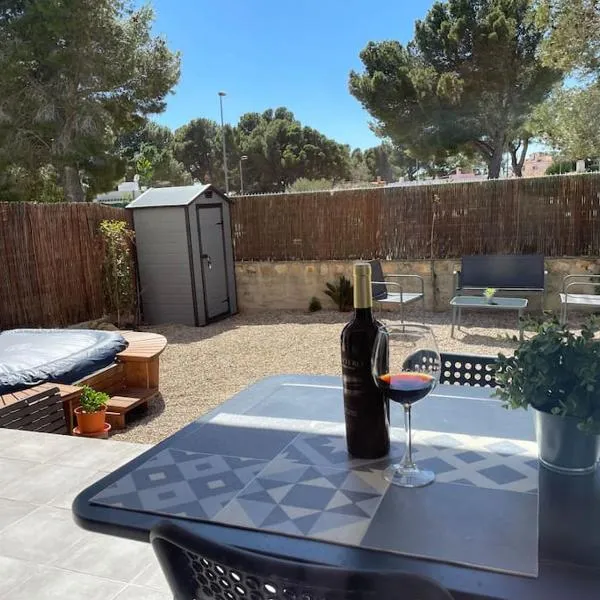 Apartamento con patio y Jacuzzi privado，位于卡拉法特的酒店