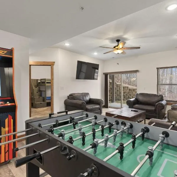 3BD Walk-In Near Silver Dollar City - Game Room - Pool - FREE TICKETS INCLUDED - RR-93B，位于布兰森的酒店