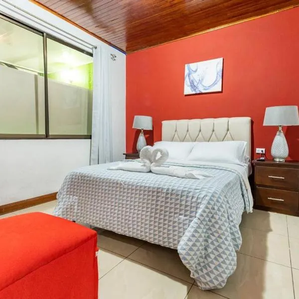 Private bedroom 10 minutes from the SJO airport，位于阿拉胡埃拉的酒店