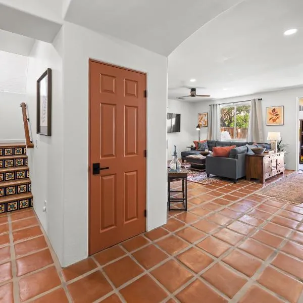Coachella Oasis - Private Desert Home with Saltwater Pool, Hot Tub & Casita,位于科切拉的酒店