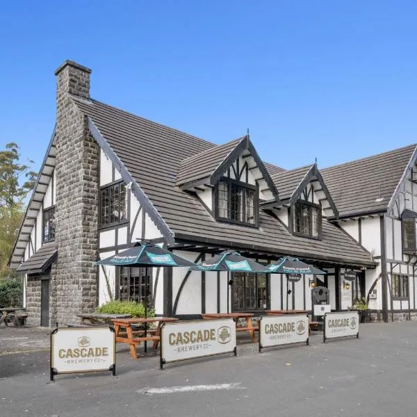 The Fox and Hounds Historic Hotel，位于白沙滩的酒店