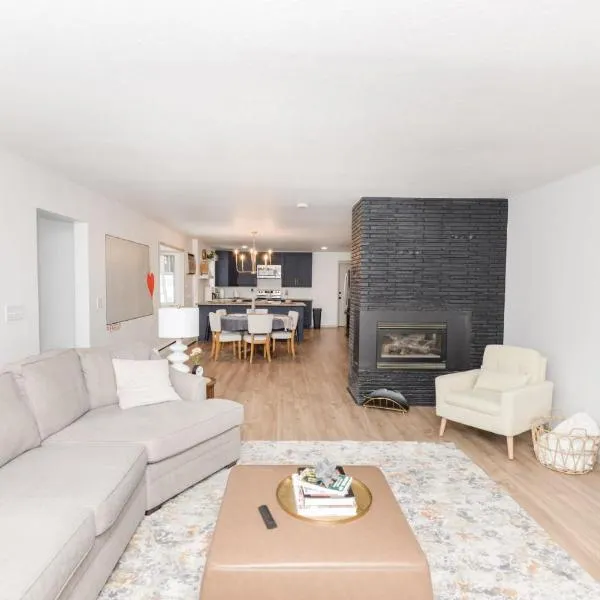 NEW Remodeled Townhome in Central Fargo，位于法戈的酒店