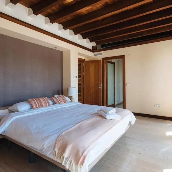 Rabadan Brand New Amazing House with Terrace Parking，位于塞维利亚的酒店