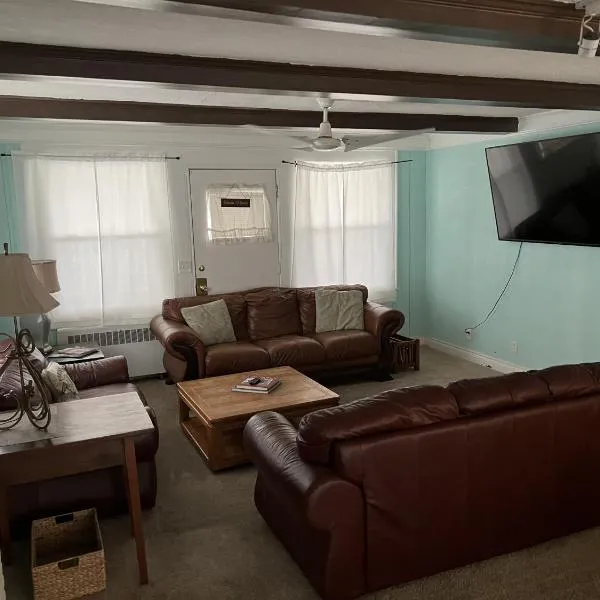 Historic Beach Side Getaway - Pet friendly, WiFi cottage，位于诺福克的酒店