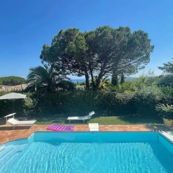 Charming Provencal Mas with amazing sea view and pool，位于圣特罗佩的酒店