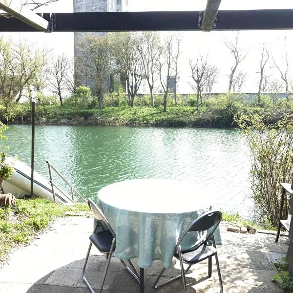TIJ Tiny house aan het getijdewater in Zierikzee，位于济里克泽的酒店