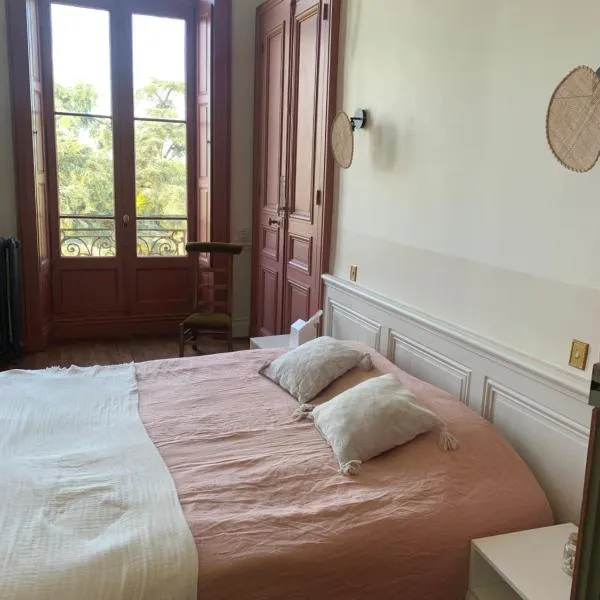 Suite privée rose au Château de la Franceule，位于Retiers的酒店