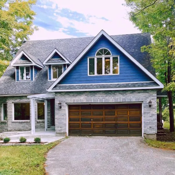Lakeview Cottage with Private Swimming Pool，位于Bobcaygeon的酒店