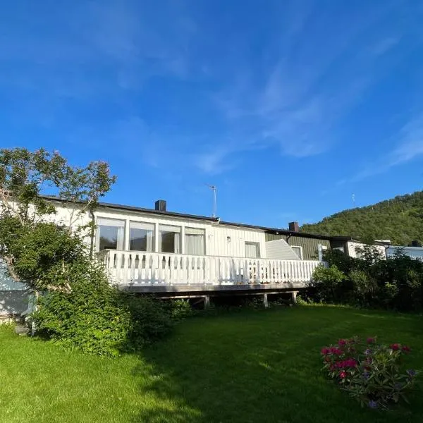 Koselig hus til leie på Stokmarknes i Vesterålen，位于Straumsjøen的酒店