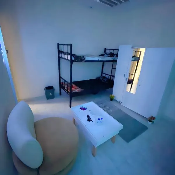 MBZ - Nice Bed Space "MEN"，位于阿马弗拉克的酒店