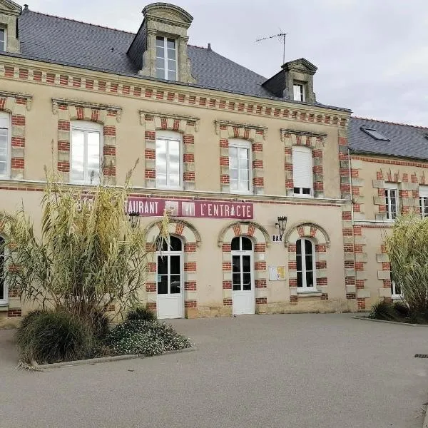 Hotel l'Entracte，位于Saint-Maurice-la-Fougereuse的酒店