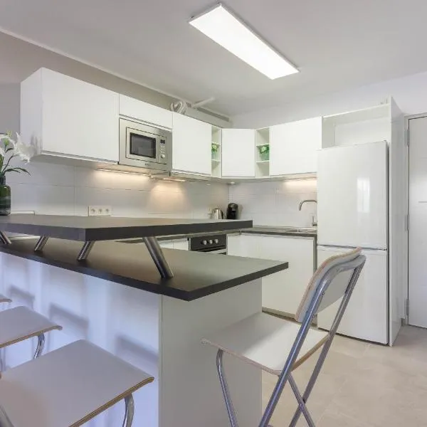 Luxury duplex in Los Cristianos , 6 pax，位于洛斯克里斯蒂亚诺斯的酒店