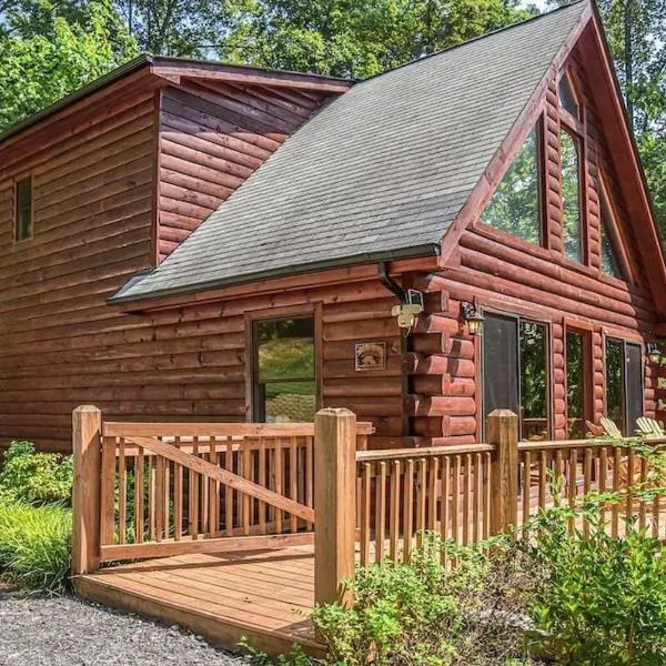Spectacular Log Cabin Home 45 minutes to Asheville，位于马里昂的酒店