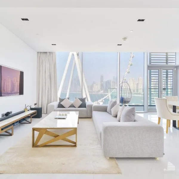 Spectacular 3 BR condo with maids room facing the Dubai Eye，位于迪拜的酒店