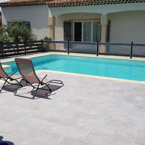 Charmante maison climatisée Vedene - Avignon avec piscine，位于弗代纳的酒店