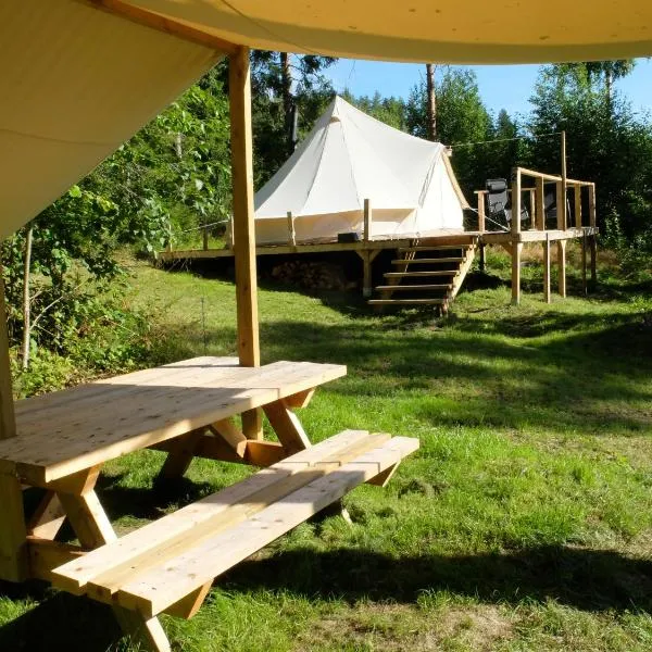 Glamping tent in a forest, lake view，位于Berge的酒店