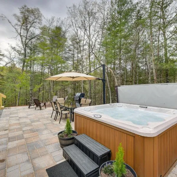 Scenic Murphy Cabin with Hot Tub, Fire Pit and Views，位于墨菲的酒店