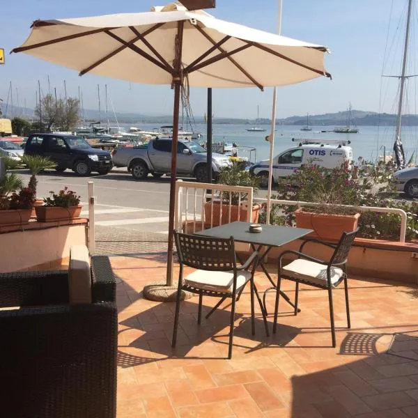 塔拉莫海湾，位于Cala di Forno的酒店