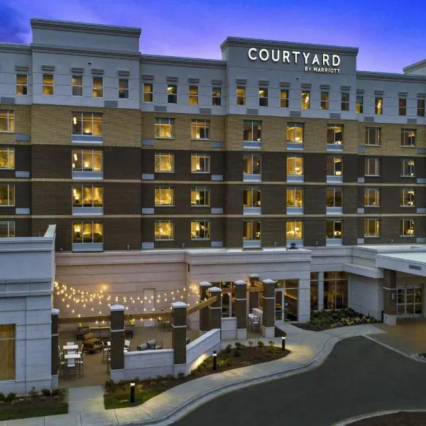 Courtyard by Marriott Raleigh Cary/Parkside Town Commons，位于Green Level的酒店