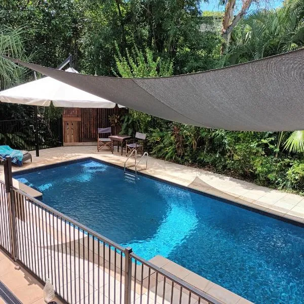 Tropical Poolside Retreat，位于耐莉湾的酒店