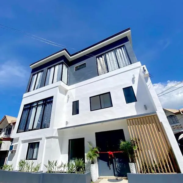 NEW Modern home near Airport, Beach and Fast Wi-Fi，位于Sudtungan的酒店