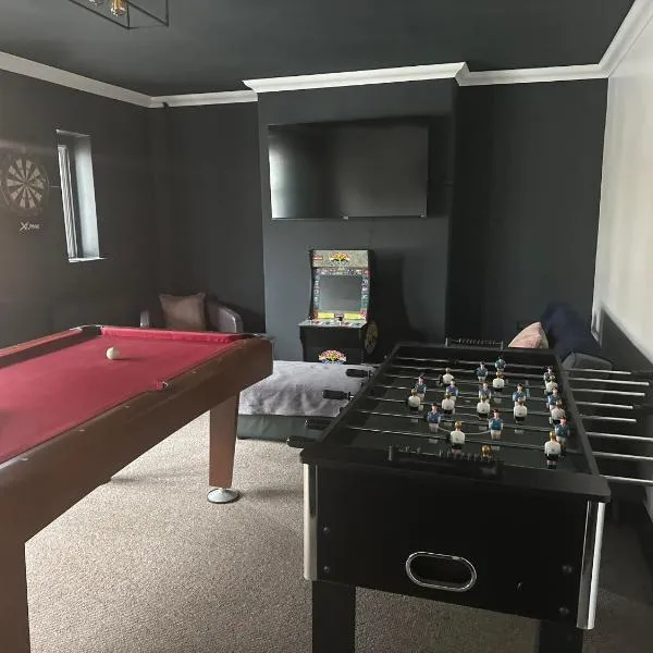By Lushlets - Apartments Games Room Hot Tub - Great for Hens Stags and Sporting groups，位于卡迪夫的酒店