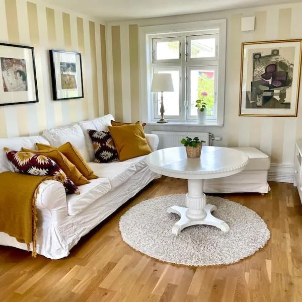 Charmigt sekelskifteshus med närhet till det mesta，位于埃斯基尔斯蒂纳的酒店