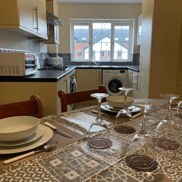Spacious, Sleeps 14, 3 bathrooms, Central, Parking, Grimsby，位于格里姆斯比的酒店
