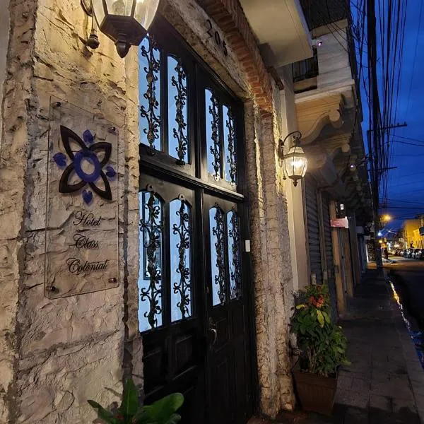 Hotel Class Colonial，位于Reparto Esther Rosario的酒店