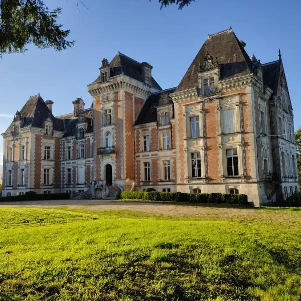 Chambres d'hôtes au château de Puycharnaud，位于Lapeyre的酒店