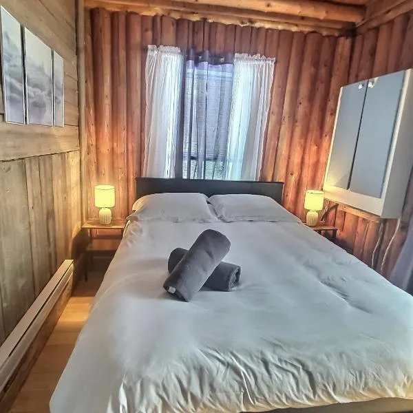 Nelson Warm Log Cabin with Private Hot Tub，位于Rivière-Rouge的酒店