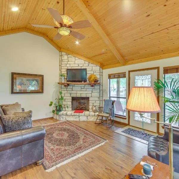Dog-Friendly Wills Point Home w/ Grill on 10 Acres，位于坎顿的酒店