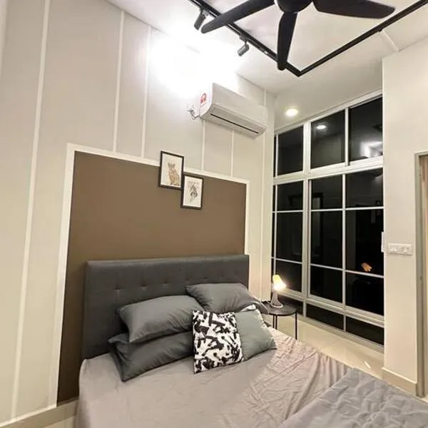 Cozy 2 BR Apartment w/ Pool Gym Wi-Fi & Work Space，位于巴生的酒店