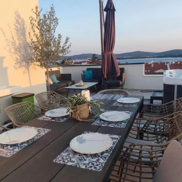 Penthouse Aurelia, rooftop terrace & jacuzzi，位于图兰杰的酒店