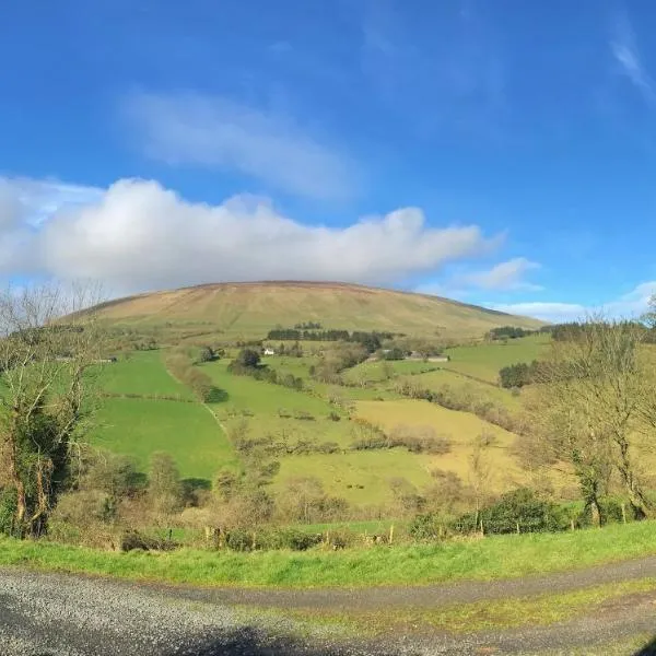 Ballycastle Glenview House 4 bedrooms in the Glens of Antrim，位于巴利卡斯尔的酒店