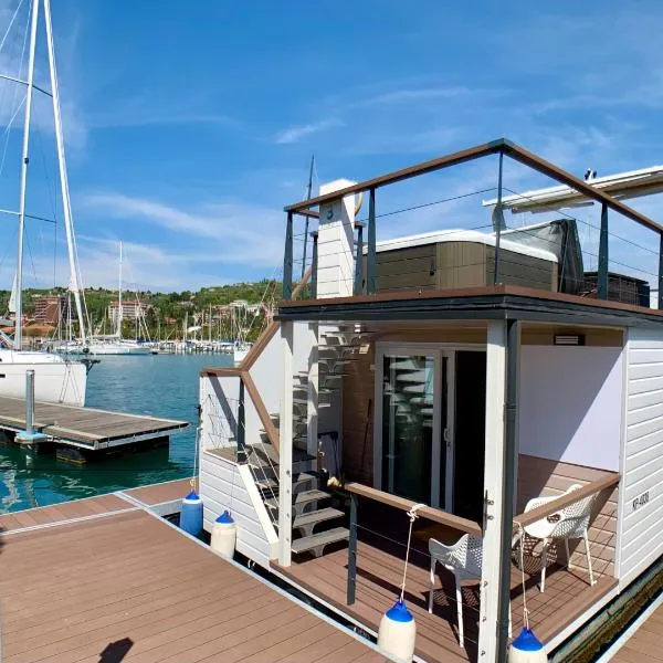 BellaVista HouseBoat Apartment Portorose，位于波尔托罗的酒店