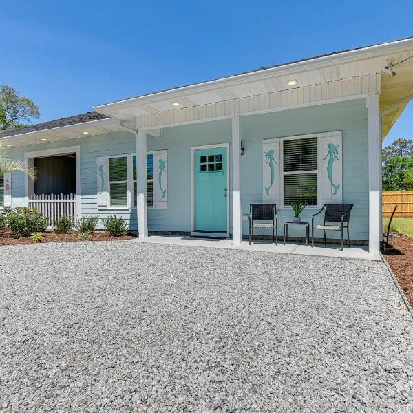 Charming Ocean Isle Beach Home about 1 Mi to Beach!，位于海洋岛海滩的酒店
