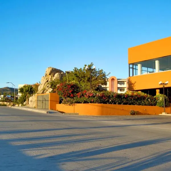 Sunrock Hotel & Suites，位于El Manglito的酒店