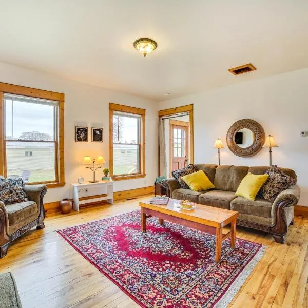 Snowmobiling Hub! Mackinaw City Home 3 Mi to Beach，位于麦基诺城的酒店