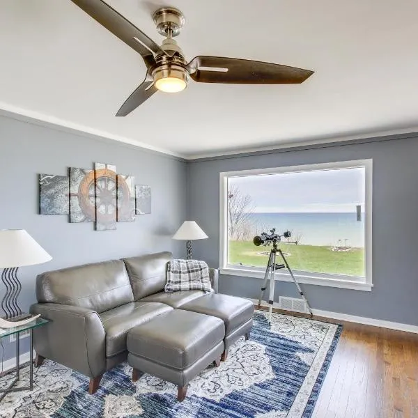 Waterfront Algoma Vacation Rental on Lake Michigan，位于Algoma的酒店