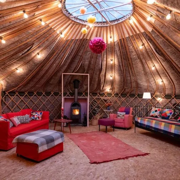 Giant Yurt Sleeping 8 with Spa, Catering, Walled Gardens, Nature Reserve, Free Parking，位于斯肯索普的酒店