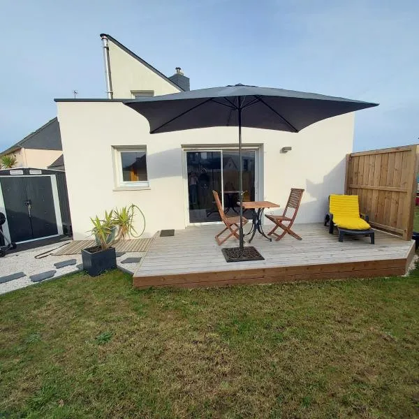 Studio avec terrasse et jardin à 100 m de la plage，位于普洛埃默的酒店